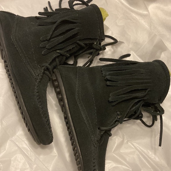 Minnetonka Women’s Mocassin boots - size 4 - Picture 4 of 11